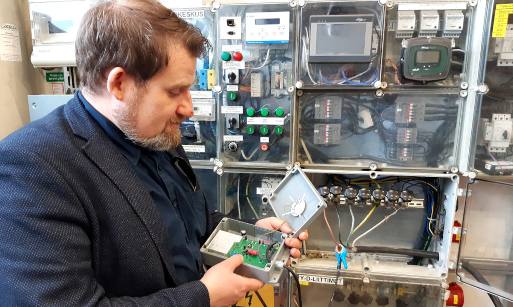 Timo Rinne testar induktiv energiskördningsutrustning vid Viimatech Oy.  
